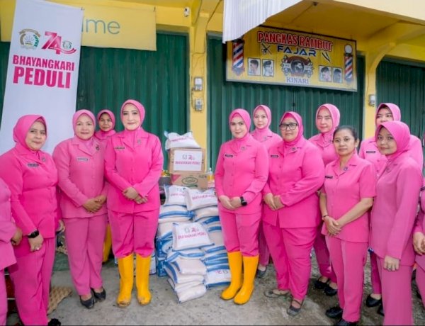 HKGB ke-74, Bhayangkari Sumbar Hadir Berikan Bantuan bagi Warga Terdampak Banjir Bandang