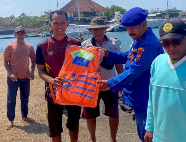 Keselamatan Nelayan Jadi Prioritas, Satpolairud Polresta Banyuwangi Bagikan Life Jacket