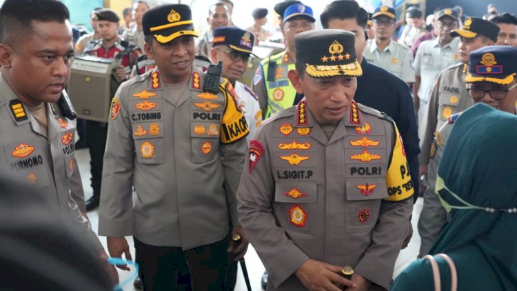 Kapolri-Pantau-Mudik-di-Terminal-Purabaya,-Optimalkan-Pelayanan-Terbaik-untuk-Masyarakat