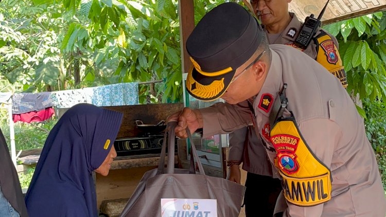 Kapolsek-Taman-Bagikan-Sembako-kepada-Warga,-Ajak-Anggota-Peduli-Sosial