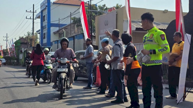 Polsek-Waru-Gelar-Jumat-Berkah,-Bagikan-Ratusan-Paket-Nasi-dan-Air-Minum-untuk-Masyarakat