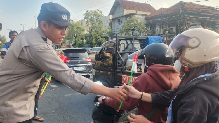 Polisi-di-Sidoarjo-Bagikan-Bendera-Merah-Putih,-Kobarkan-Semangat-Nasionalisme
