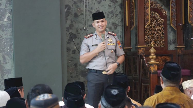 Sidoarjo-Ayo-Shalat-Jumat-Polresta-Gelar-Shalat-Jumat-Keliling-dan-Peduli-Masyarakat