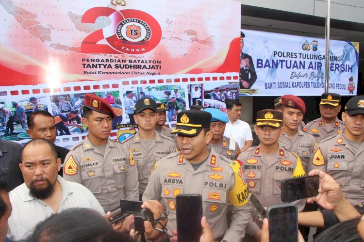 Polisi Salurkan Bantuan Air Bersih ke Tiga Kecamatan di Tulungagung