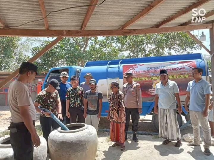 Peringati HUT Brimob Ke-78, Eks Brimob Nusantara Polres Sampang Salurkan 30.000 Liter Air Bersih Untuk Masyarakat