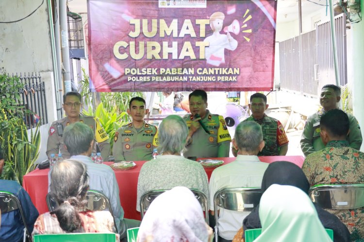 Polres Tanjungperak Sampaikan Pesan Pemilu Damai Melalui Jumat Curhat.