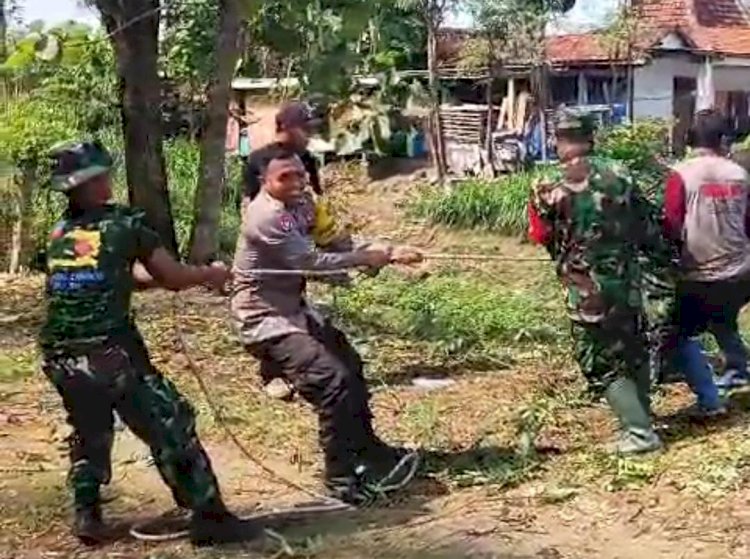 Cegah Banjir Polisi dan TNI Bersama Warga Bersihkan Jalur Sungai di Ponorogo