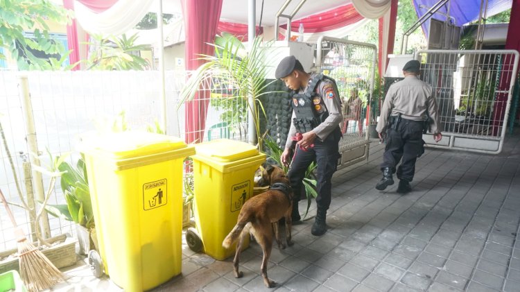 Amankan Natal, Polisi Sterilisasi Gereja di Sidoarjo