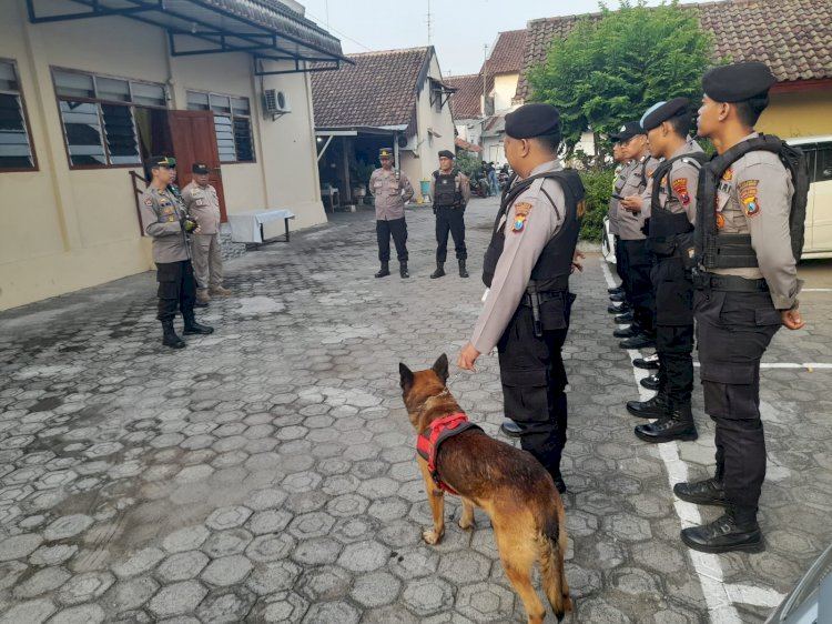 Anjing Pelacak K9 Polres Mojokerto Sterilisasi di Gereja Pastikan Rasa Aman Jemaat