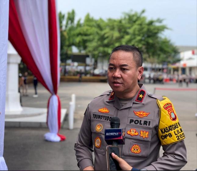 Polri Bantu Evakuasi Korban Kecelakaan KA Turangga dan KA Bandung Raya