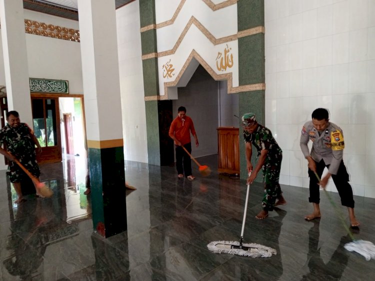 Sinergisitas Polres Nganjuk bersama Kodim 0810 Kerja Bakti Bersihkan Fasum dan Rumah Ibadah