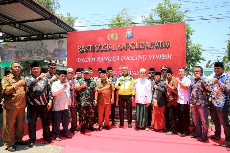 Kapolda Jatim Laksanakan Patroli Bermotor dan Bakti Sosial di Sampang