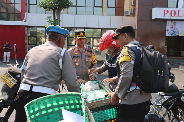 Pak Bhabin Polres Bojonegoro Salurkan 689 Paket Zakat Door to door