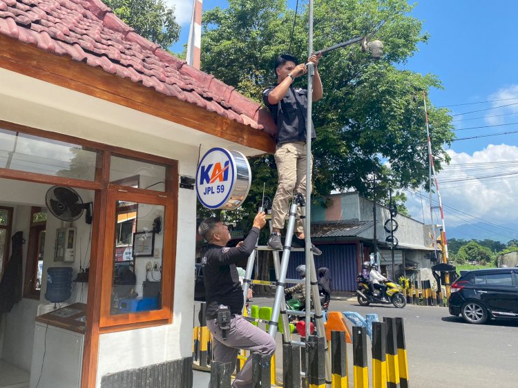 Operasi Ketupat Semeru 2024 Polres Lumajang Pasang Puluhan CCTV di Perlintasan Kereta Api