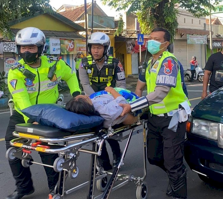 Tim Reaksi Cepat Polres Malang Evakuasi Warga Sesak Nafas Saat Mudik Lebaran