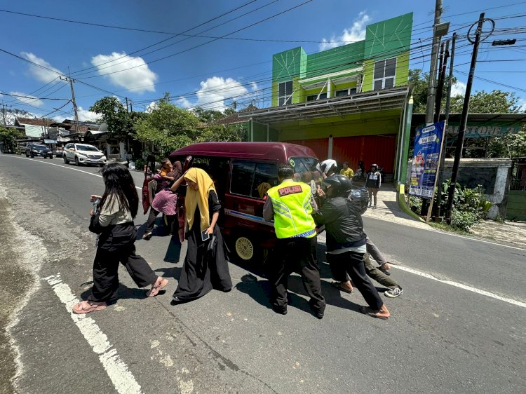 Layanan Prima Operasi Ketupat Semeru 2024, Polisi Rela Dorong Mobil Wisatawan di Kota Batu yang Mogok