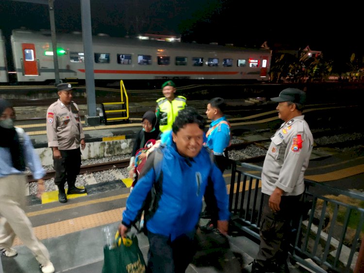 Sinergitas TNI Polri, Patroli di Stasiun Ngawi Antisipasi Arus Balik Mudik Tahap Dua