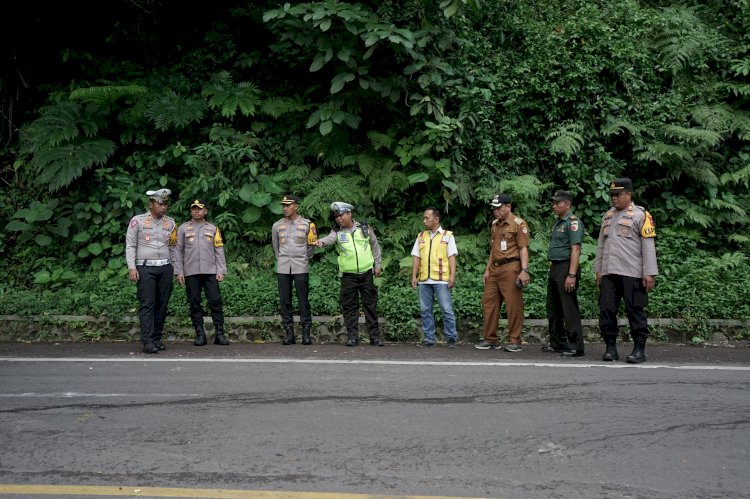 Kapolres Jember Cek Jalan Lintas Gumitir yang Retak Himbau Kendaraan Berat Lewat Jalur Pantura