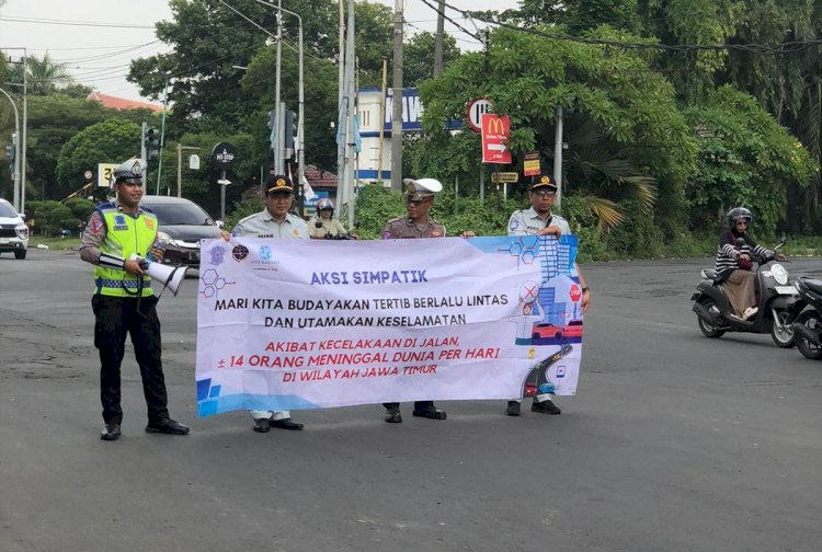 Berbagi Coklat Polres Gresik Gelar Kampanye Simpatik Keselamatan di Jalan