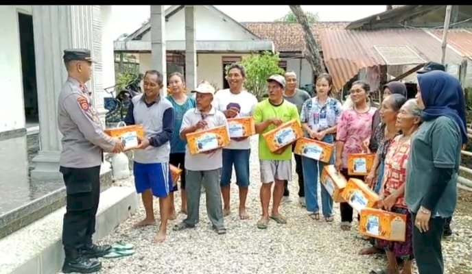 Polres Tulungagung Salurkan Bantuan Sembako Untuk Warga Terdampak Bencana di 3 Desa