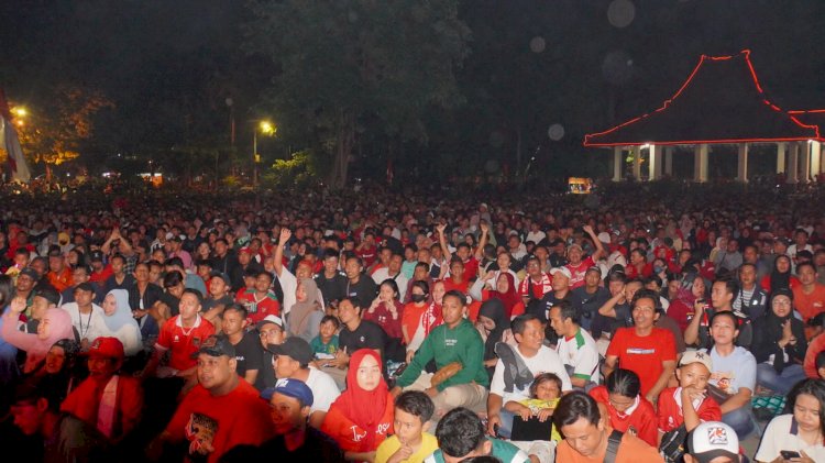 Ribuan Warga Sidoarjo Nobar Geden di Alun-alun