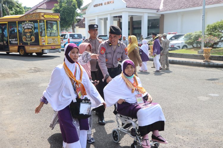 Layani Sepenuh Hati, Polisi Bantu Pemberangkatan Calon Jamaah Haji di Tuban