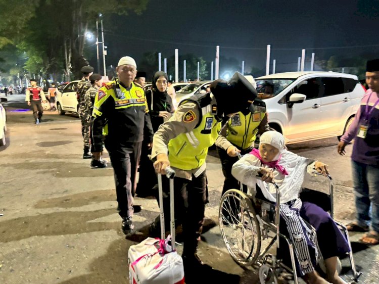 Aksi Polwan Polres Lumajang Sigap Bantu Calon Jamaah Haji Lansia