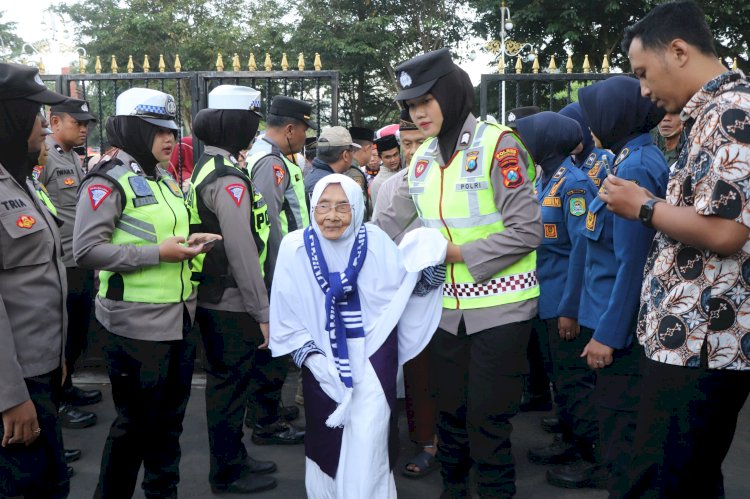 Ramah Lansia Puluhan Polwan Polres Trenggalek Dikerahkan Bantu Calon Jamaah Haji