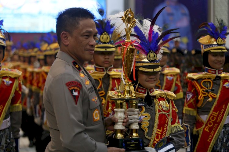 Wakapolda Jatim Serahkan Trophy 3 Pemenang Lomba Pocil Sambut Hari Bhayangkara ke -78