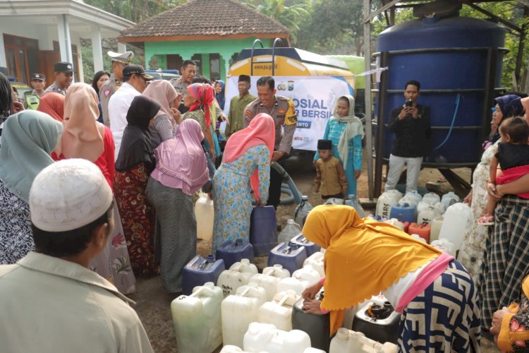 Polres Mojokerto Salurkan 32 Ribu Liter Air Bersih Untuk Warga di Kaki Gunung Penanggungan