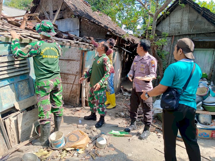 Sinergitas Polisi Bersama TNI dan Warga Gotong Royong Bedah Rumah Lansia di Bojonegoro