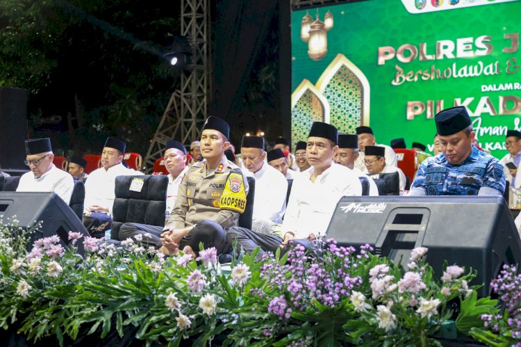 Cooling System untuk Pilkada Damai, Polres Jombang Ajak Ribuan Warga Bersholawat