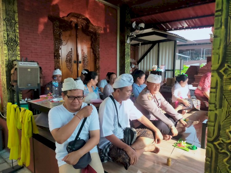 Persembahyangan Hari Suci Agama Hindu Di Polresta Sidoarjo