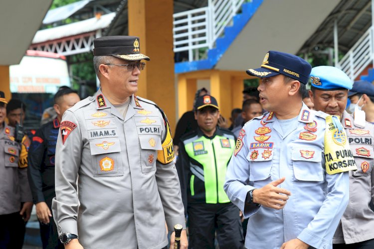 Pastikan Keamanan Malam Tahun Baru, Kapolda Jatim Cek Pospam dan Posyan