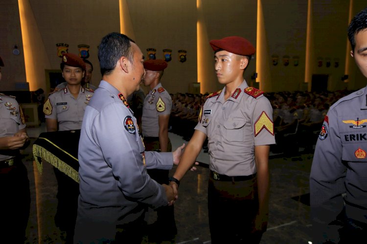 Kadivhumas Berikan Pin Brivet Kepada 10 Taruna Akpol Dengan Nilai Sertifikasi Kehumasan Terbaik