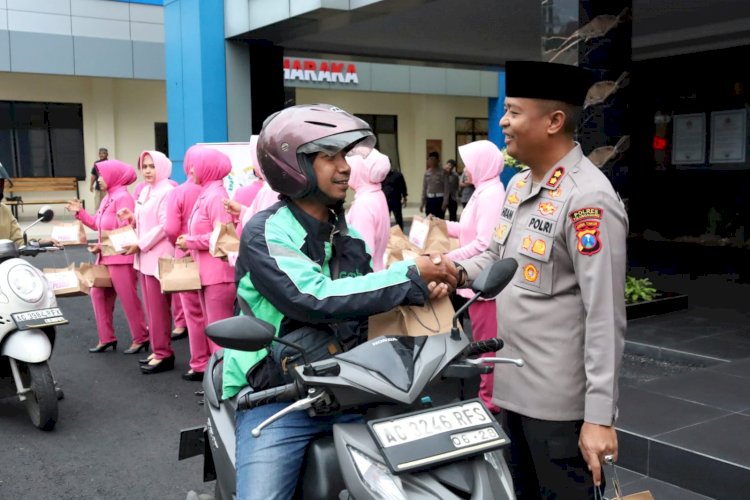 Polres Tulungagung Berbagi Takjil Tebar Kebaikan di Bulan Ramadhan