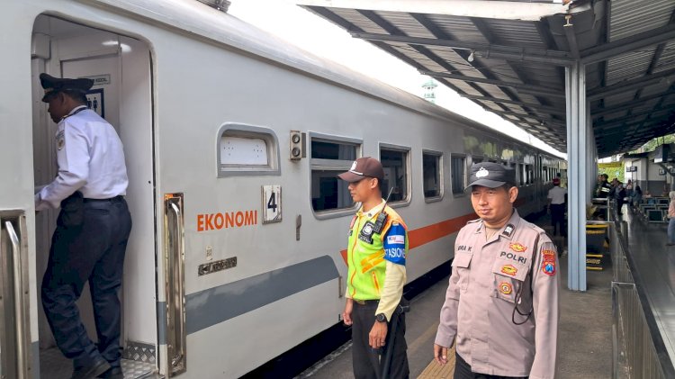 Puncak Arus Balik Lebaran Polres Malang Tingkatkan Pengamanan di Stasiun dan Terminal