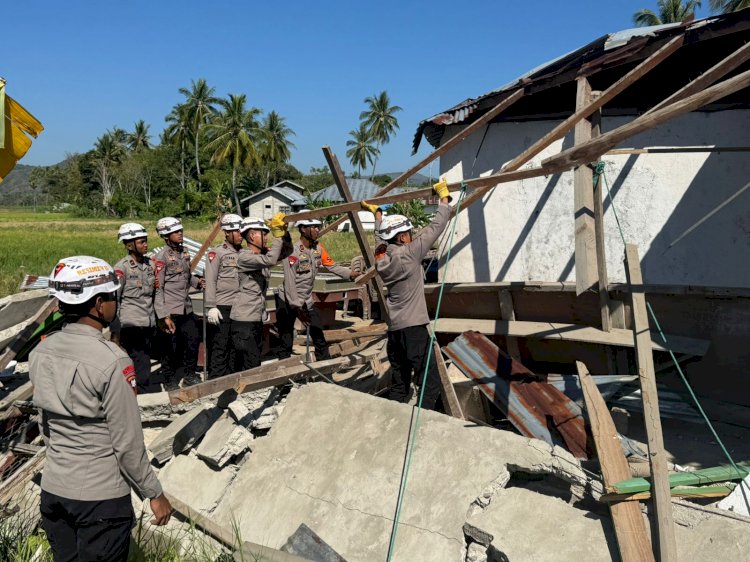 Kehadiran Brimob Ringankan Beban Warga, Rumah Terdampak Bencana Dibongkar