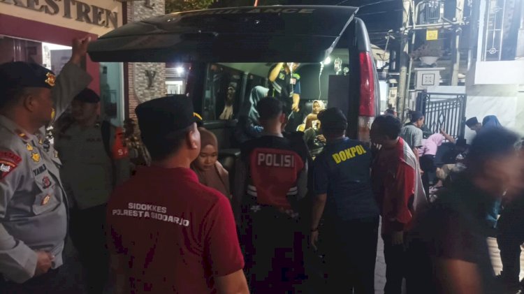 Polisi Sidoarjo Bantu Evakuasi dan Dampingi Santri Korban Keracunan