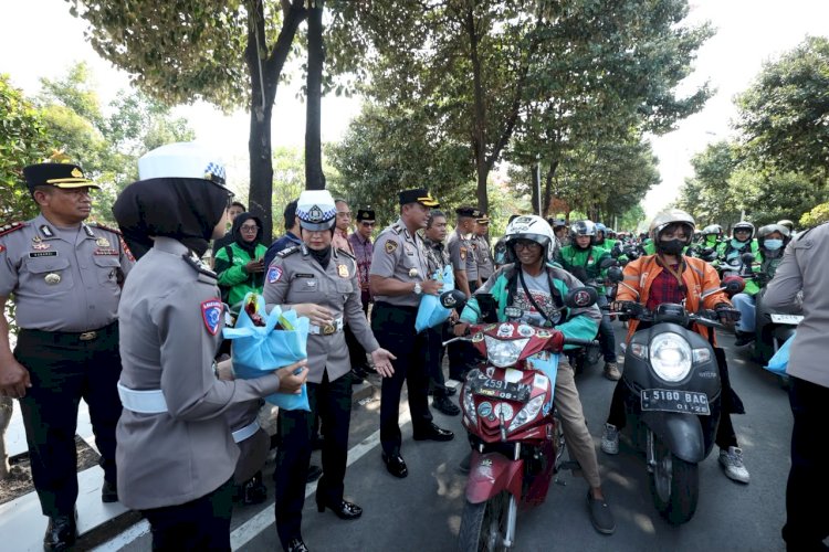 Jumat Berkah, Polda Jatim Salurkan 600 Paket Sembako untuk Pengemudi Ojol